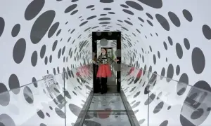 Flicka i en prickig tunnel på Paradox Museum Stockholm. Många positiva paradox museum stockholm reviews vittnar om en rolig upplevelse.