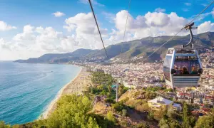 Linbana över Dimcay Alanya med utsikt över stranden och staden.