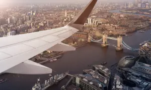 Flygplansvinge över London med Tower Bridge och floden Themsen. En vy som påminner om ankomsten till en av Londons flygplatser.
