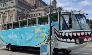 Amfibiebuss Oceanbus i Stockholm, redo för en tur på land och vatten med sitt haj-inspirerade utseende.