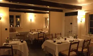Mysig restaurangmiljö med dukade bord och levande ljus. Perfekt för en middag på en av Odenses många restauranger.