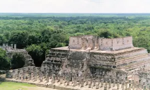 Chichén Itza, ett av jordens 7 underverk, med sina imponerande stenstrukturer och omgivande djungel.