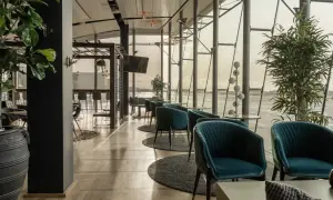 Bekväma fåtöljer i en lounge vid Landvetter flygplats. Stora fönster ger utsikt över landningsbanan.