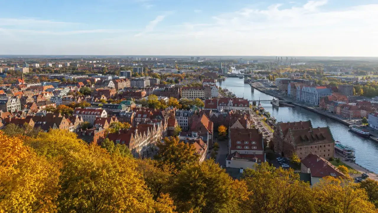Vacker höstvy över en stad med kanaler och gamla byggnader. Perfekt för billiga resmål i Europa.