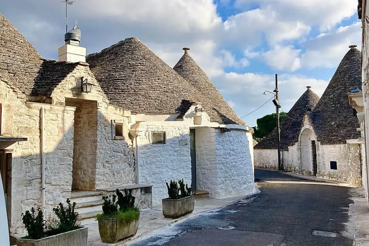 Trulli-hus i en pittoresk gränd i Alberobello, Puglia, Italien. En charmig vy av dessa unika byggnader, en del av det historiska Bari Italien.