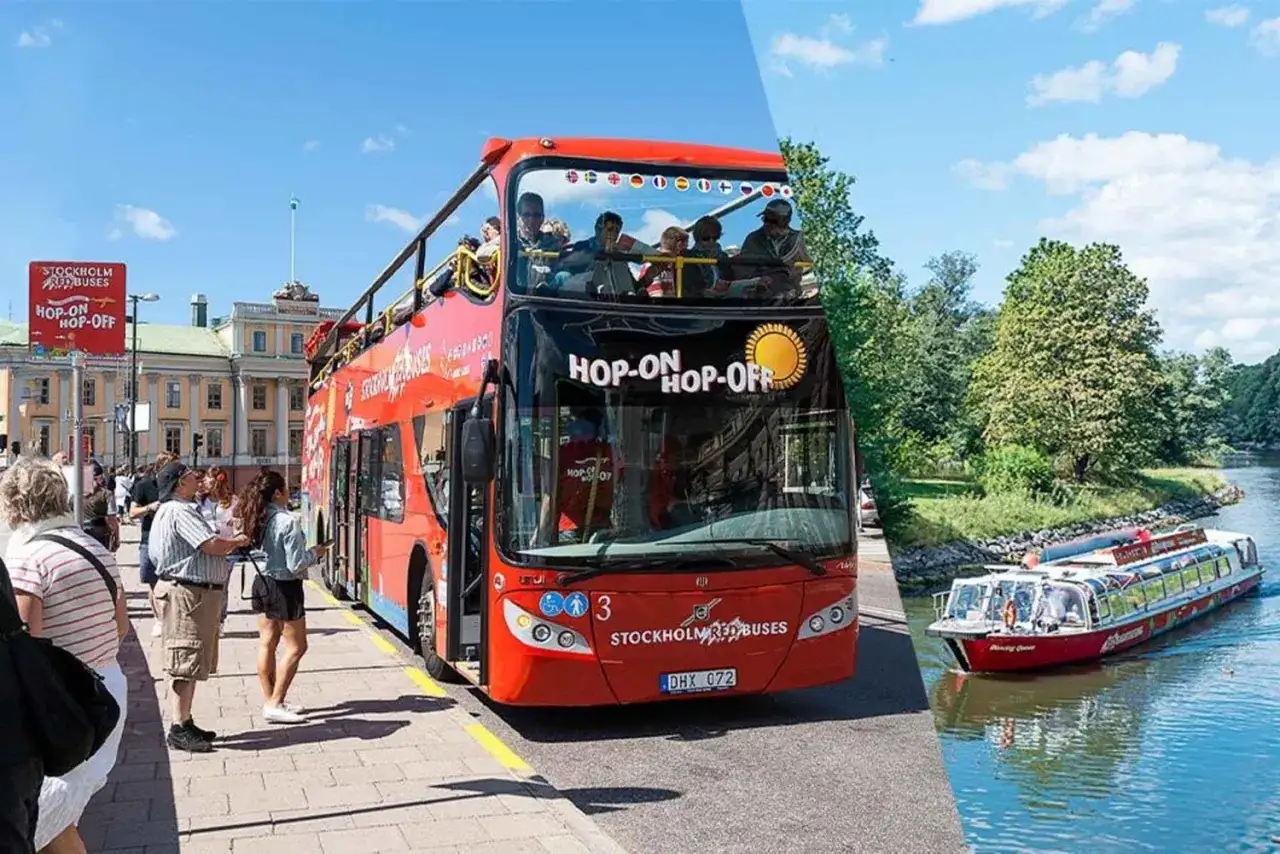 Röd dubbeldäckare med "hop on hop off bus stockholm" på framsidan, bredvid en båt på en kanal.