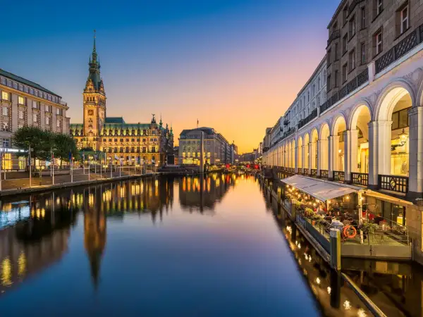 Hamburgs rådhus och kanaler i skymningen, en perfekt vy för din reseguide Hamburg.