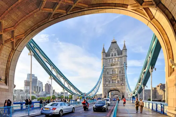 Tower Bridge i London med bilar och fotgängare. Visste du att tower bridge fakta inkluderar att den öppnades 1894?