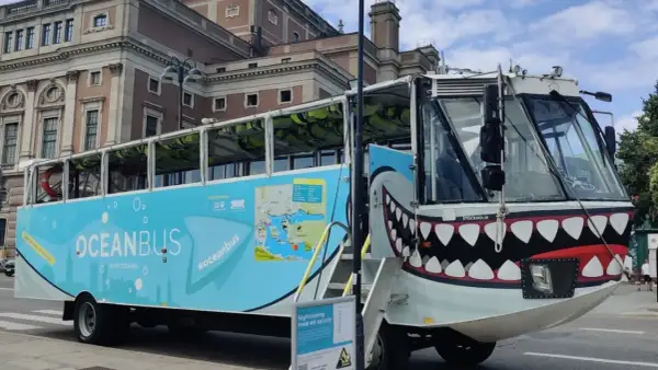 Amfibiebuss Oceanbus i Stockholm, redo för en tur på land och vatten med sitt haj-inspirerade utseende.