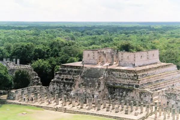 Chichén Itza, ett av jordens 7 underverk, med sina imponerande stenstrukturer och omgivande djungel.